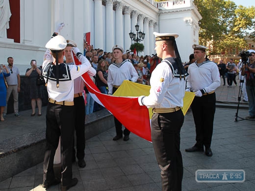 144098-denj-goroda-vozle-merii-torzhestvenno-podnyali-flag-odessy-foto-big.jpg